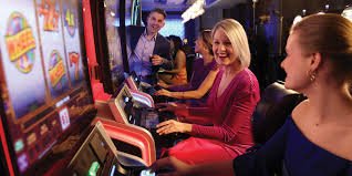 Tampilan kartu dan keputusan pemain dalam Caribbean Stud Poker